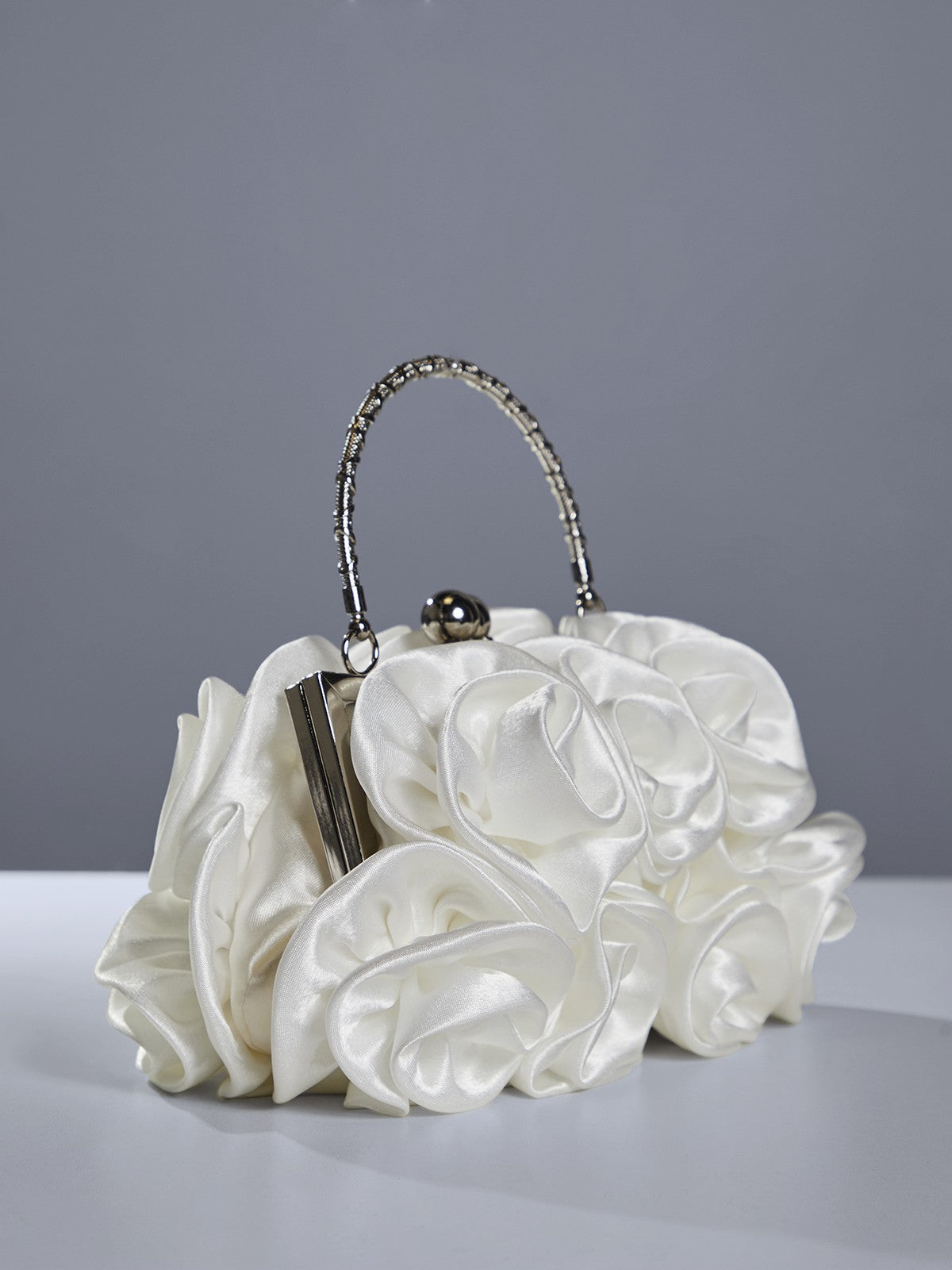 Bolso de satén con flores en color blanco