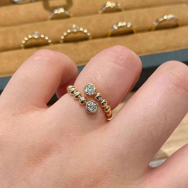 Anillo de Moda con Perlas Doradas y Zircones · Joya Tendencia para Mujer