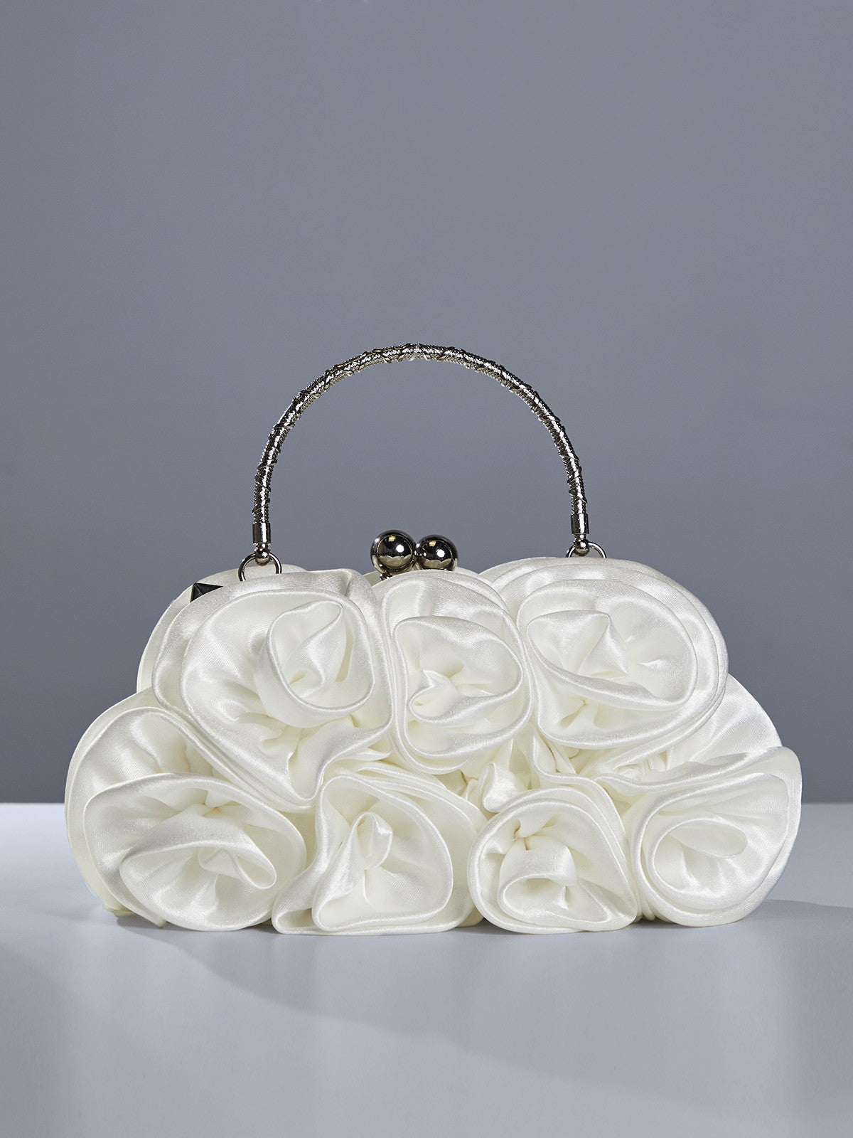Bolso de satén con flores en color blanco
