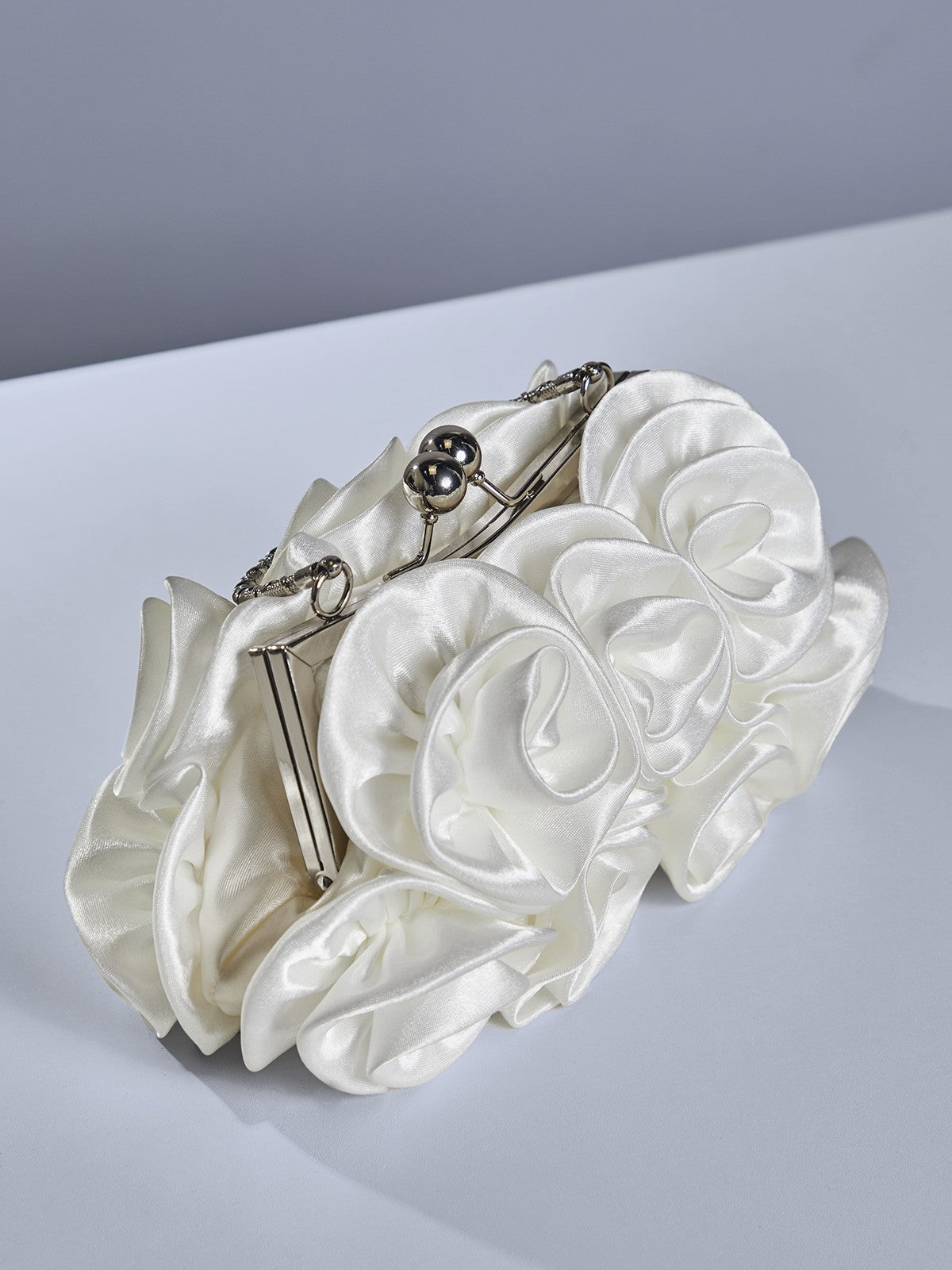 Bolso de satén con flores en color blanco