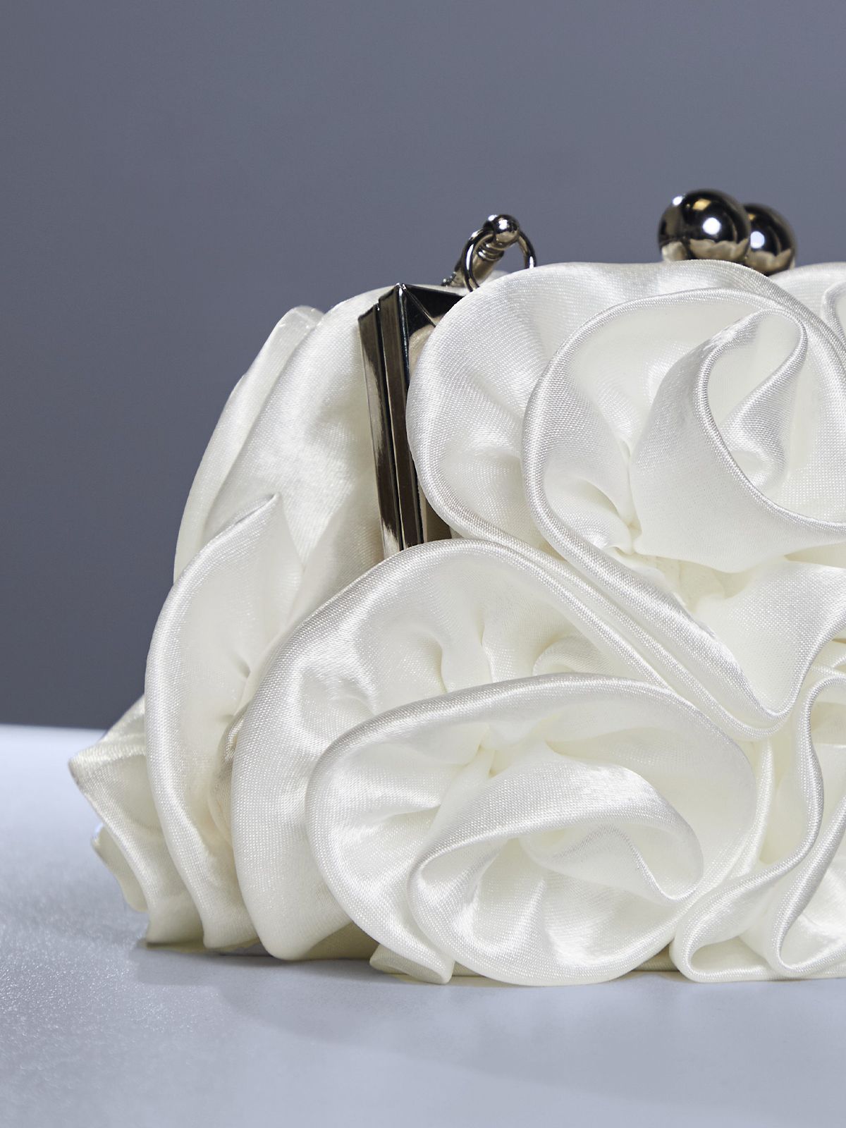Bolso de satén con flores en color blanco