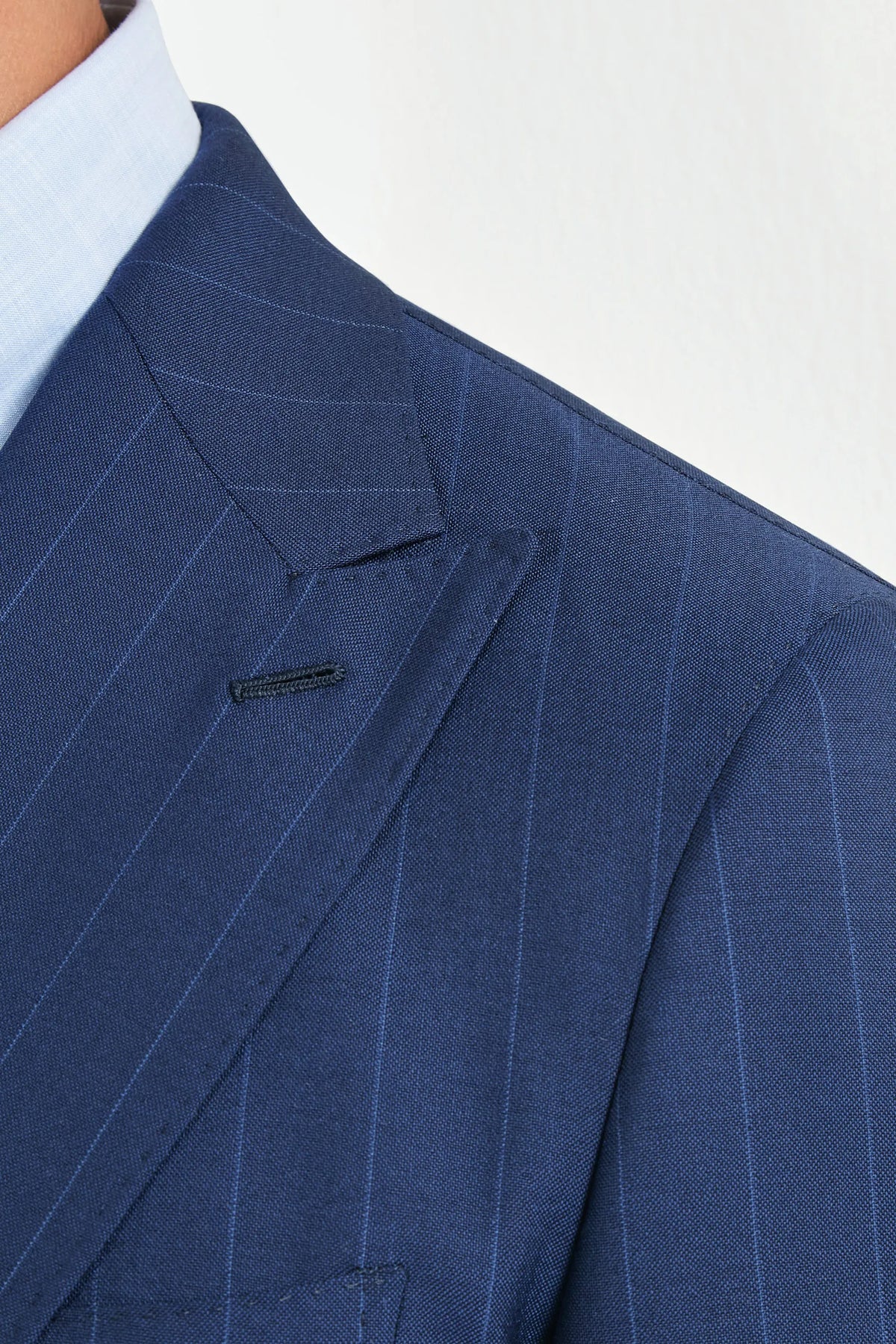 Traje azul de rayas con doble botonadura