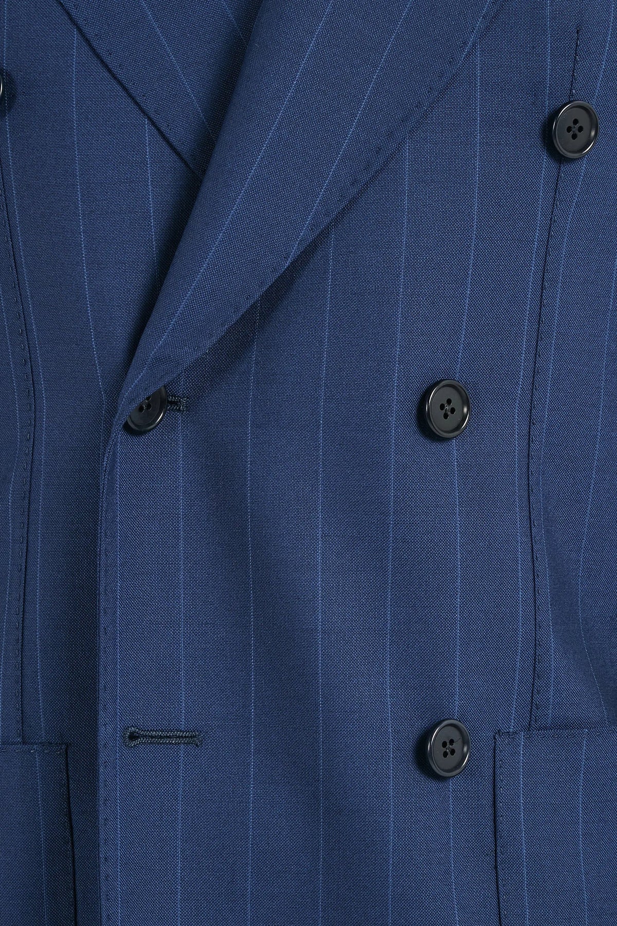 Traje azul de rayas con doble botonadura