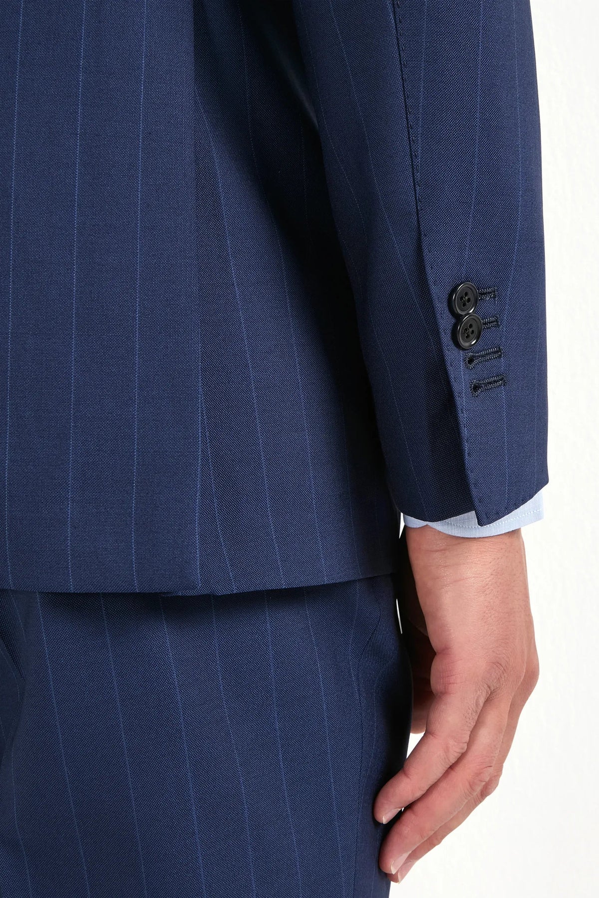 Traje azul de rayas con doble botonadura