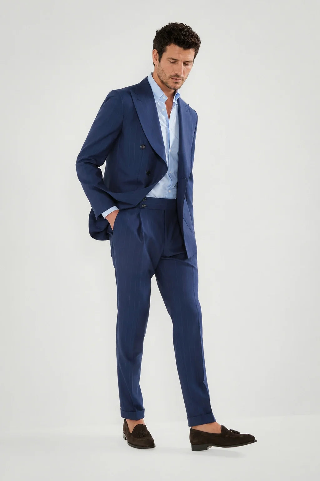 Traje azul de rayas con doble botonadura