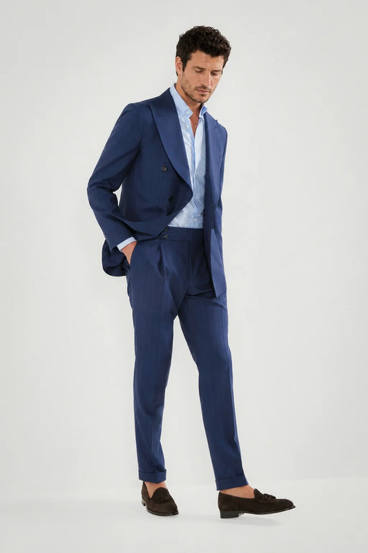 Traje azul de rayas con doble botonadura
