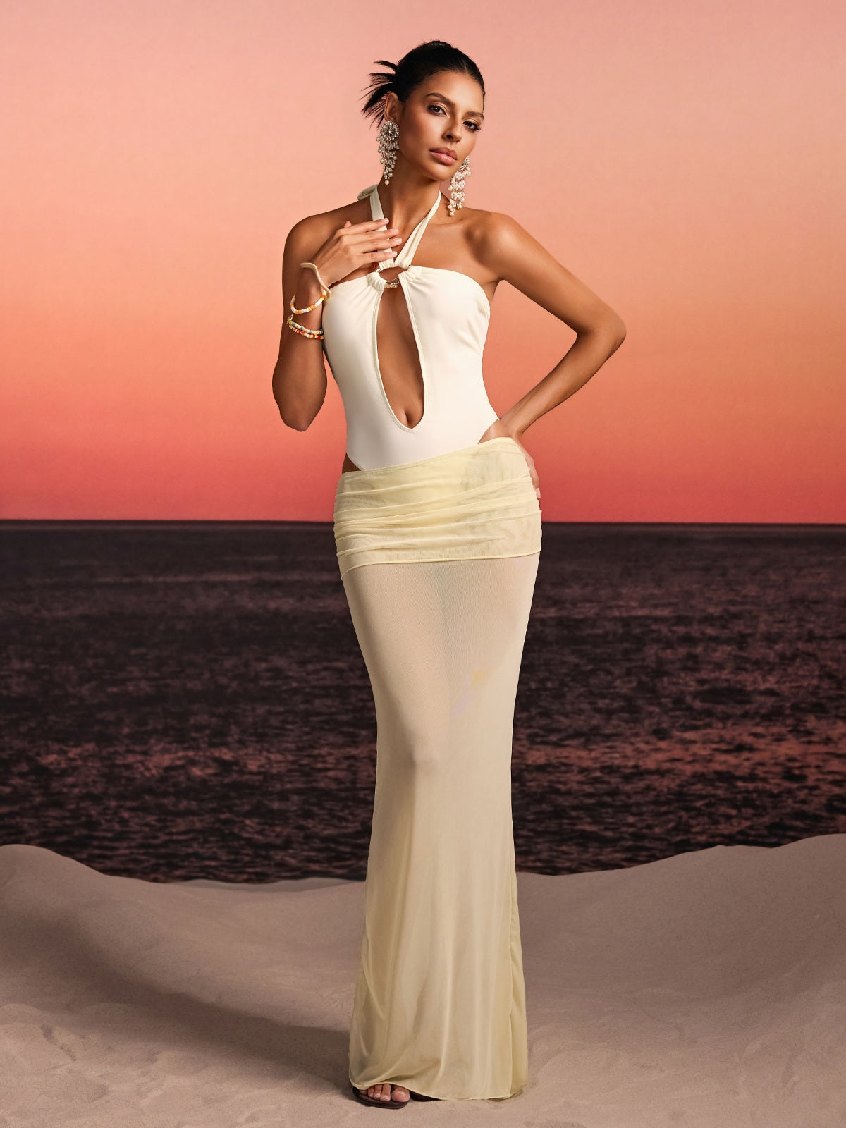 Conjunto de dos piezas con cuello halter y aberturas