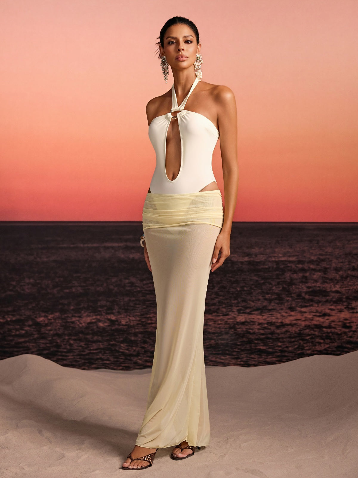 Conjunto de dos piezas con cuello halter y aberturas