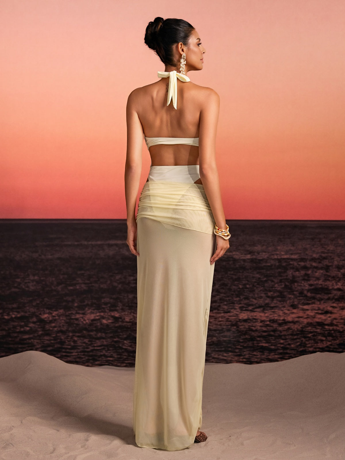Conjunto de dos piezas con cuello halter y aberturas