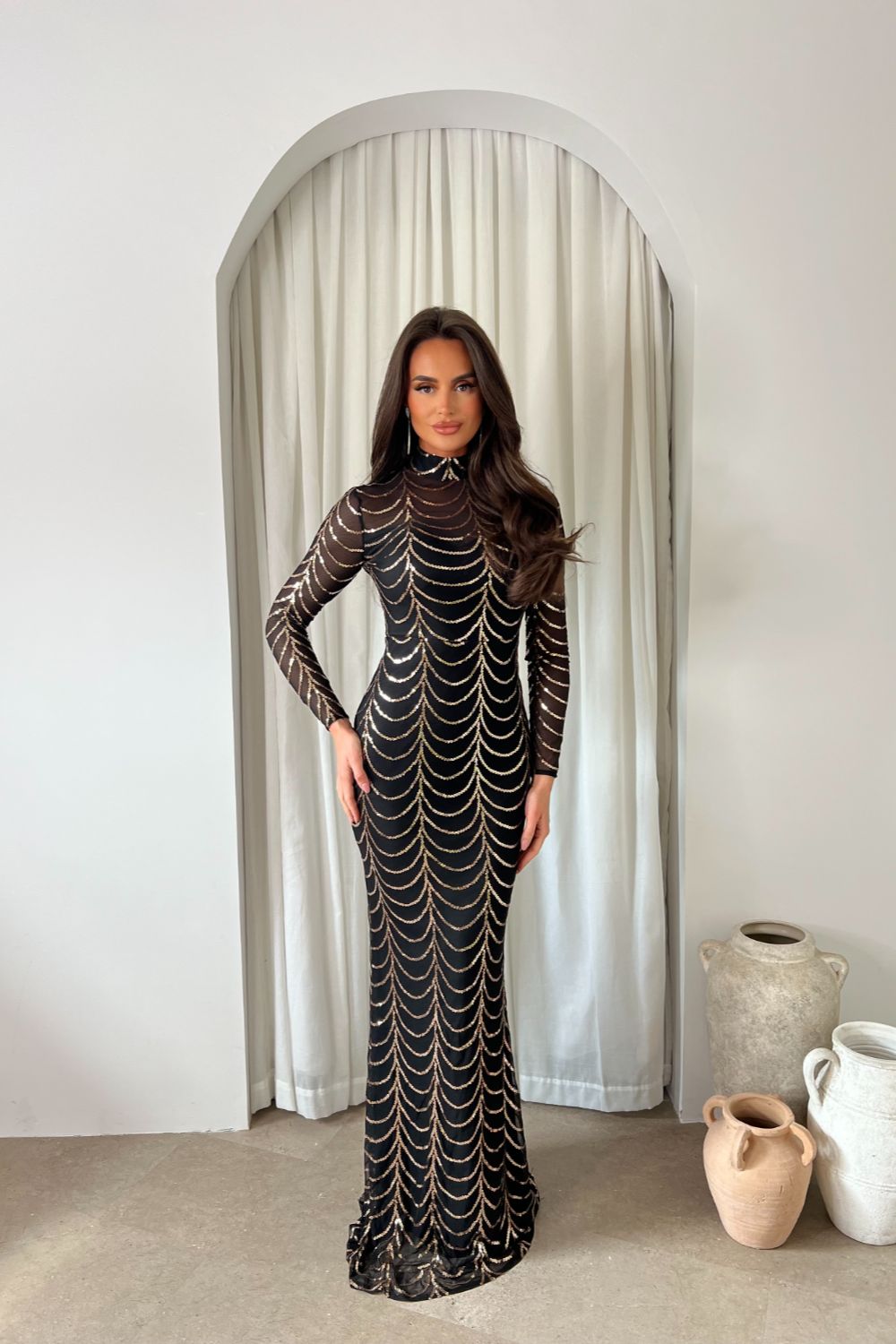 Maxivestido Nyla Black Rose Gold Luxe VIP: corte sirena, manga larga, efecto ilusión y adornos de lentejuelas.