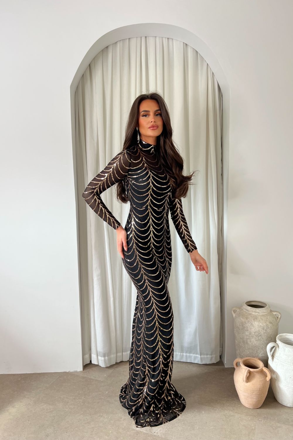 Maxivestido Nyla Black Rose Gold Luxe VIP: corte sirena, manga larga, efecto ilusión y adornos de lentejuelas.