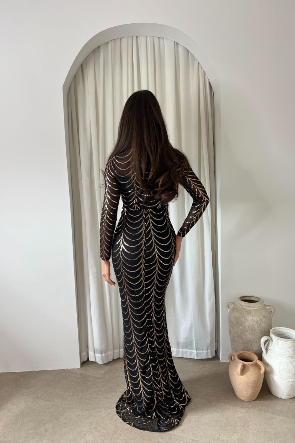 Maxivestido Nyla Black Rose Gold Luxe VIP: corte sirena, manga larga, efecto ilusión y adornos de lentejuelas.