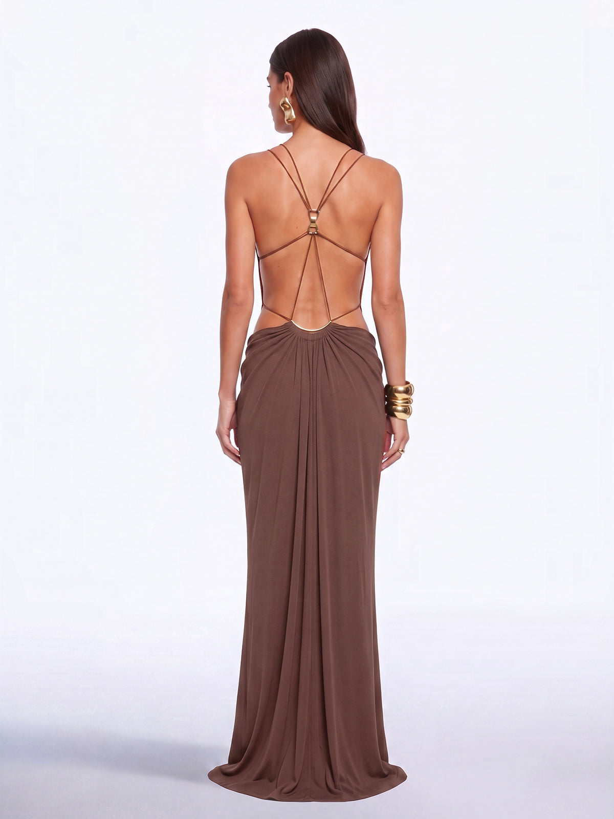 Vestido largo marrón con espalda descubierta y aberturas