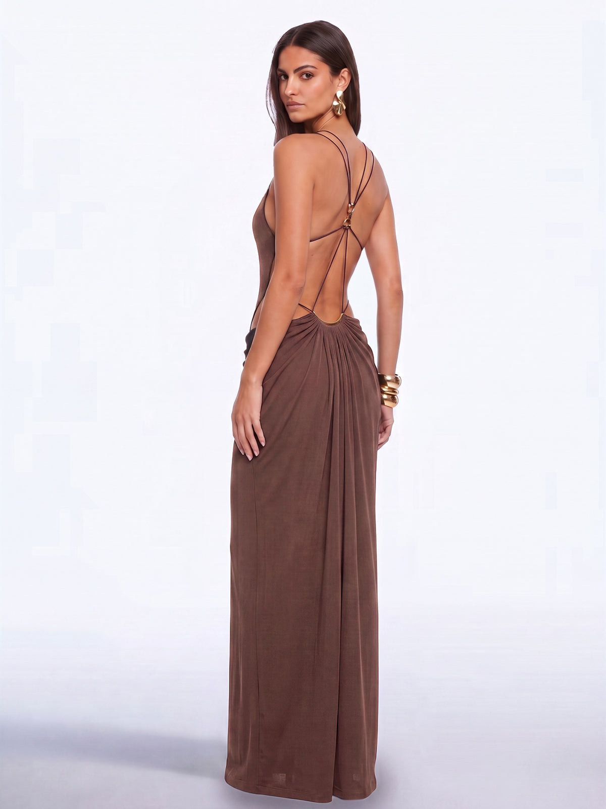 Vestido largo marrón con espalda descubierta y aberturas