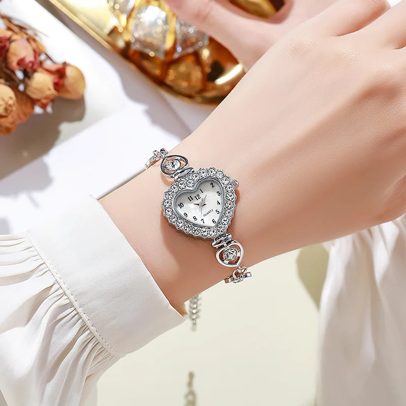 Reloj Pulsera de Mujer con Diamantes Artificiales y Esfera en Forma de Corazón