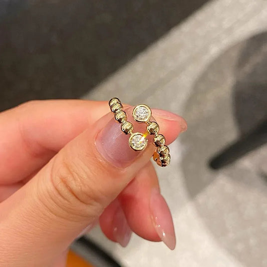 Anillo de Moda con Perlas Doradas y Zircones · Joya Tendencia para Mujer