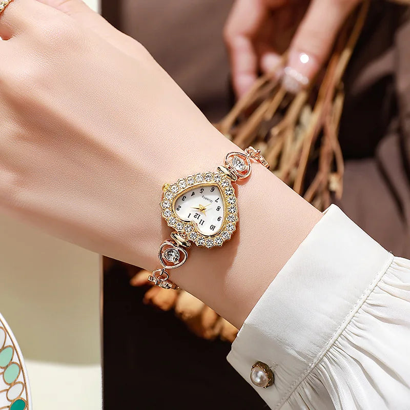 Reloj Pulsera de Mujer con Diamantes Artificiales y Esfera en Forma de Corazón