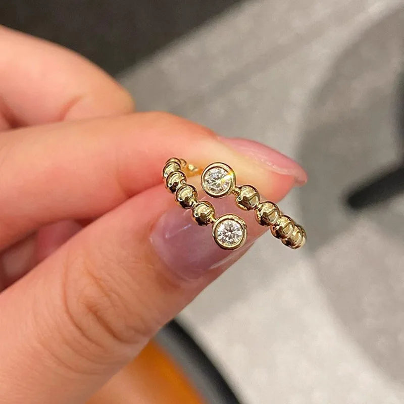 Anillo de Moda con Perlas Doradas y Zircones · Joya Tendencia para Mujer