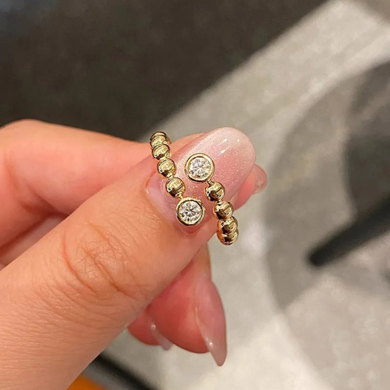Anillo de Moda con Perlas Doradas y Zircones · Joya Tendencia para Mujer