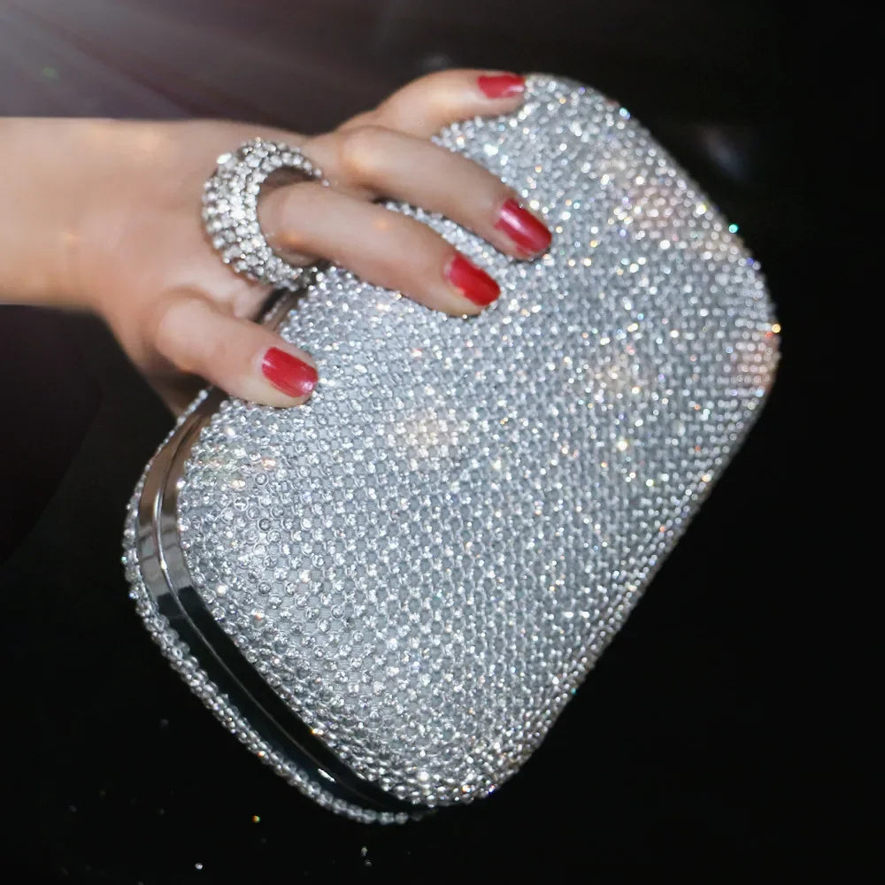 Clutch de noche con diamantes y cadena ideal para bodas y fiestas