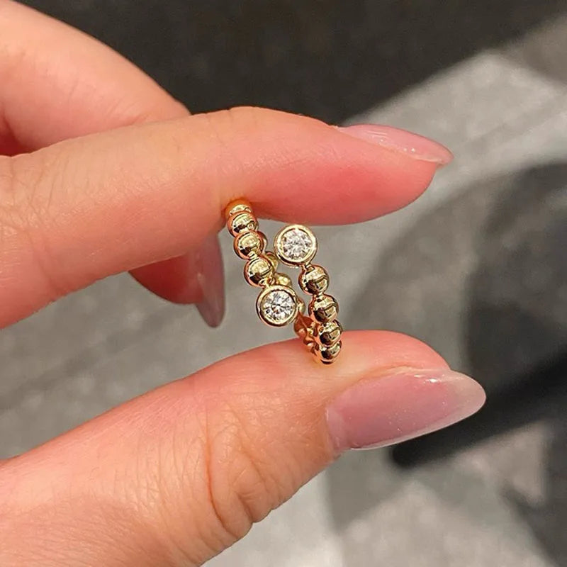 Anillo de Moda con Perlas Doradas y Zircones · Joya Tendencia para Mujer