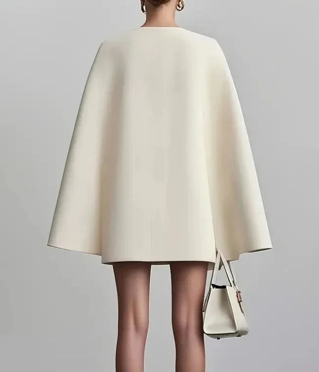 Vestido corto con mangas capa y escote en V