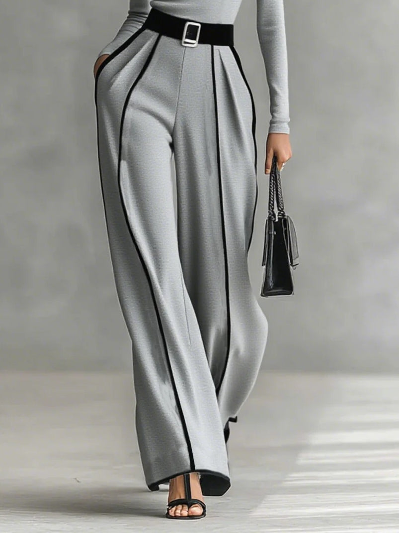 Conjunto: compuesto por un top de cuello alto y manga larga con ribete blanco, pantalones de pierna ancha y cinturón