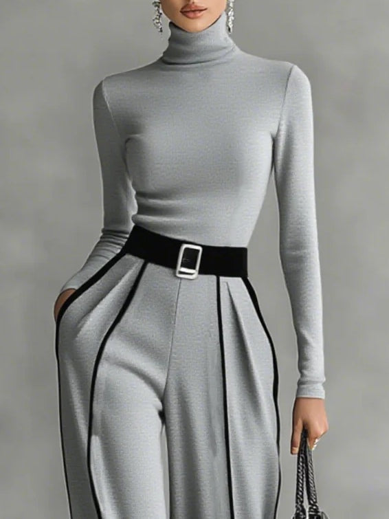 Conjunto: compuesto por un top de cuello alto y manga larga con ribete blanco, pantalones de pierna ancha y cinturón