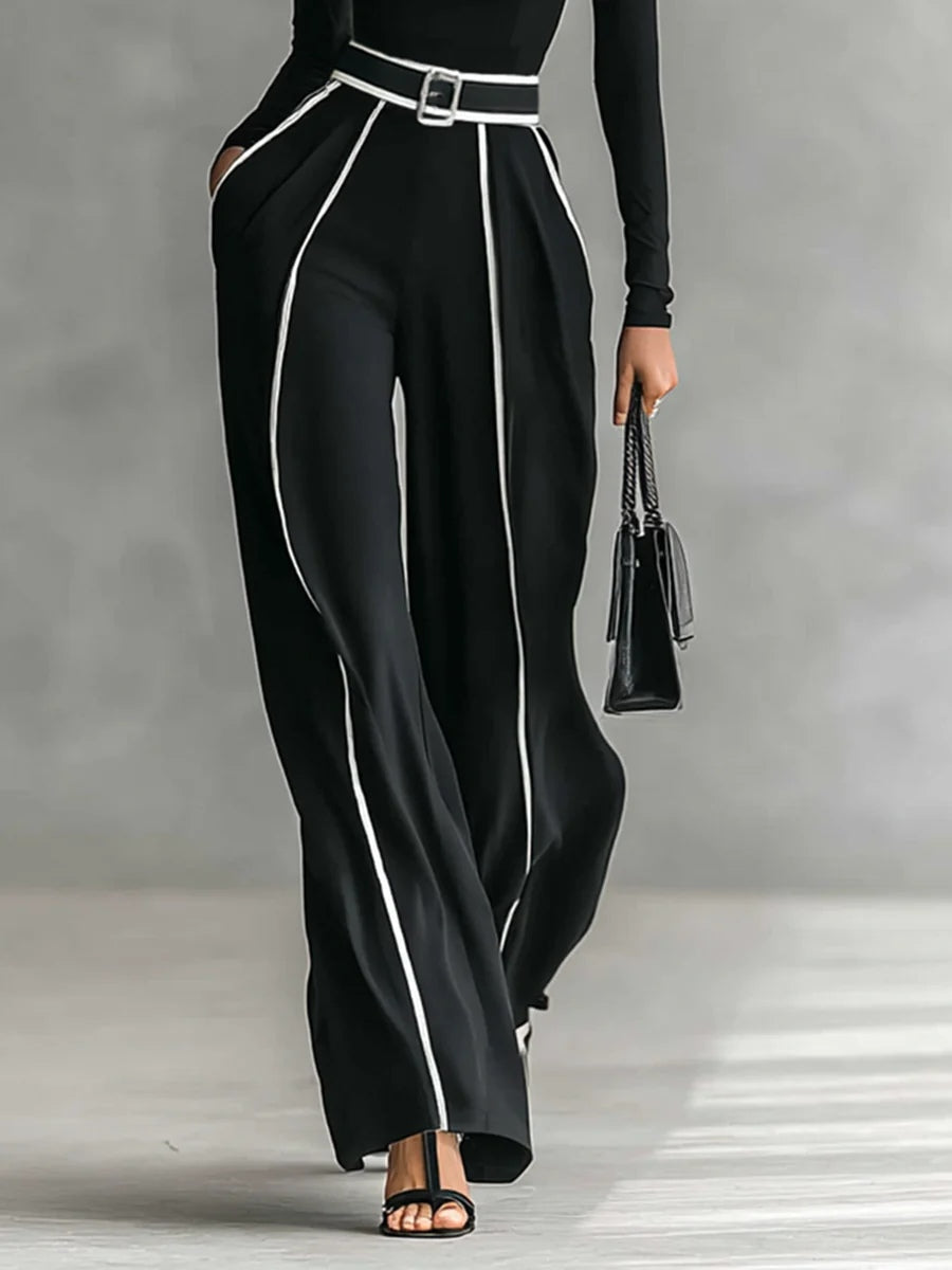 Conjunto: compuesto por un top de cuello alto y manga larga con ribete blanco, pantalones de pierna ancha y cinturón