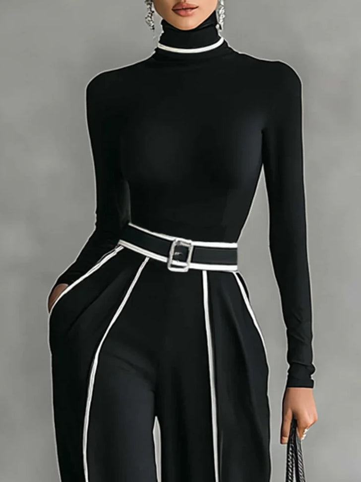 Conjunto: compuesto por un top de cuello alto y manga larga con ribete blanco, pantalones de pierna ancha y cinturón
